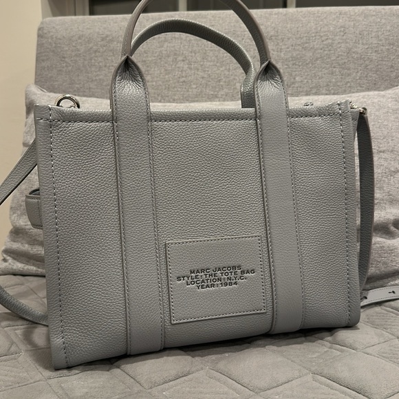 Marc Jacobs The Leather Medium Tote
Bag - Picture 4 of 13